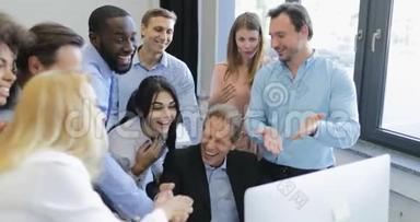 快乐的商务人士团队在电脑上讨论创业结果，成功的老板和同事看上去开朗